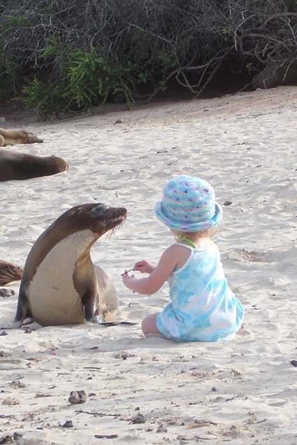 Kind met zeeleeuw op strand